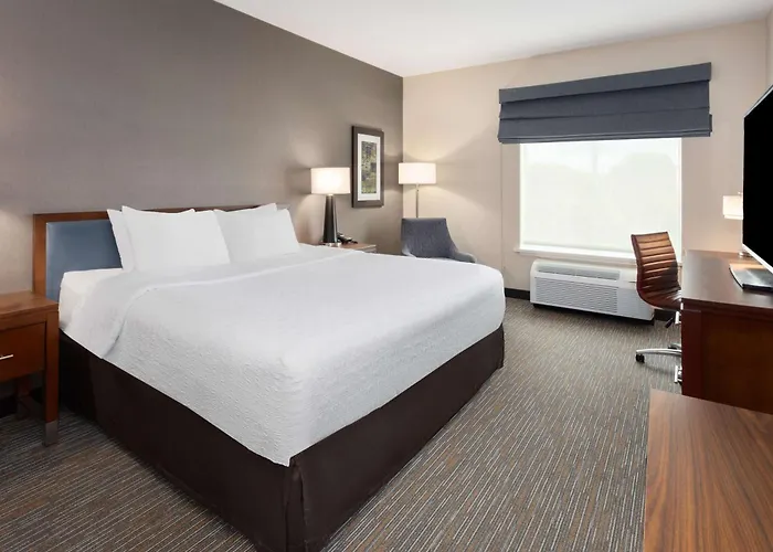 Hampton Inn By Hilton Nashville Airport Century Place
