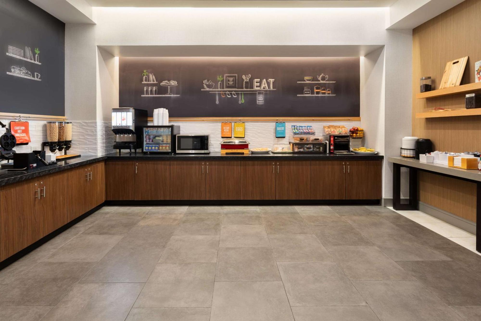 Hotel Hampton By Hilton Airport Century Place
