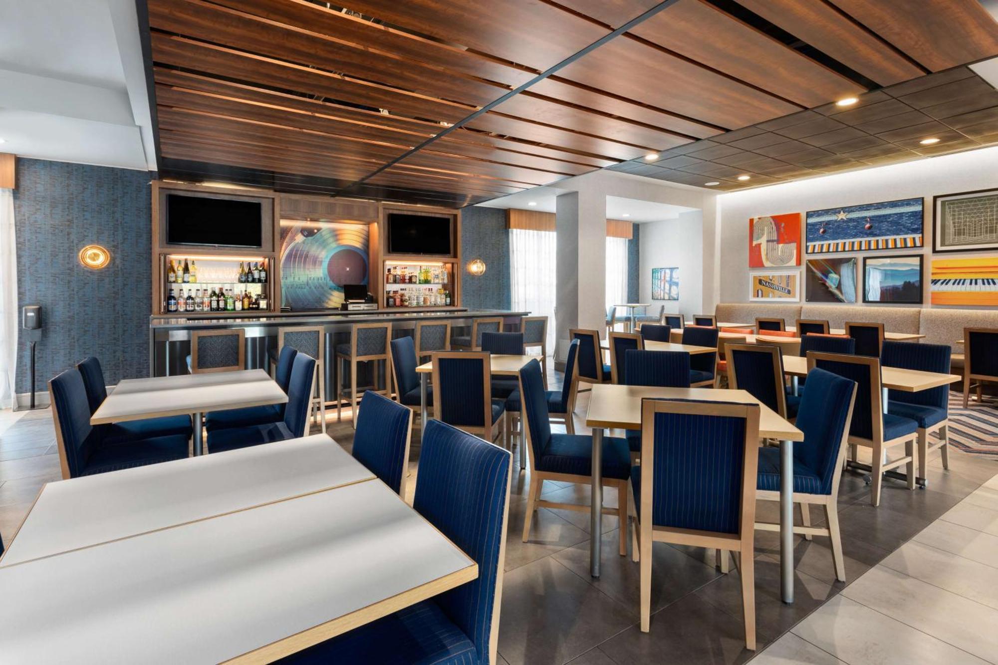Hotel Hampton By Hilton Airport Century Place