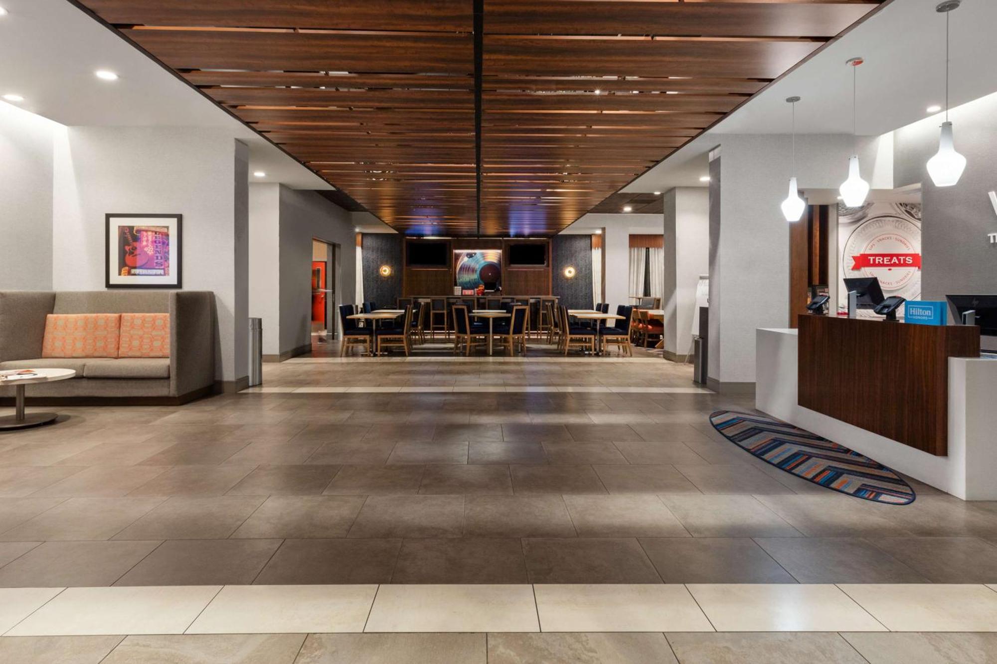 Hampton By Hilton Airport Century Place